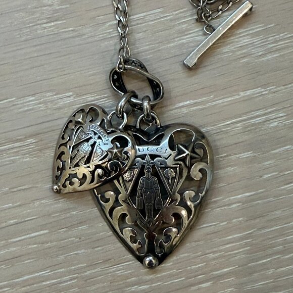 GUCCI 2 Heart Crests Pendant in aged sterling silver - Picture 2 of 6